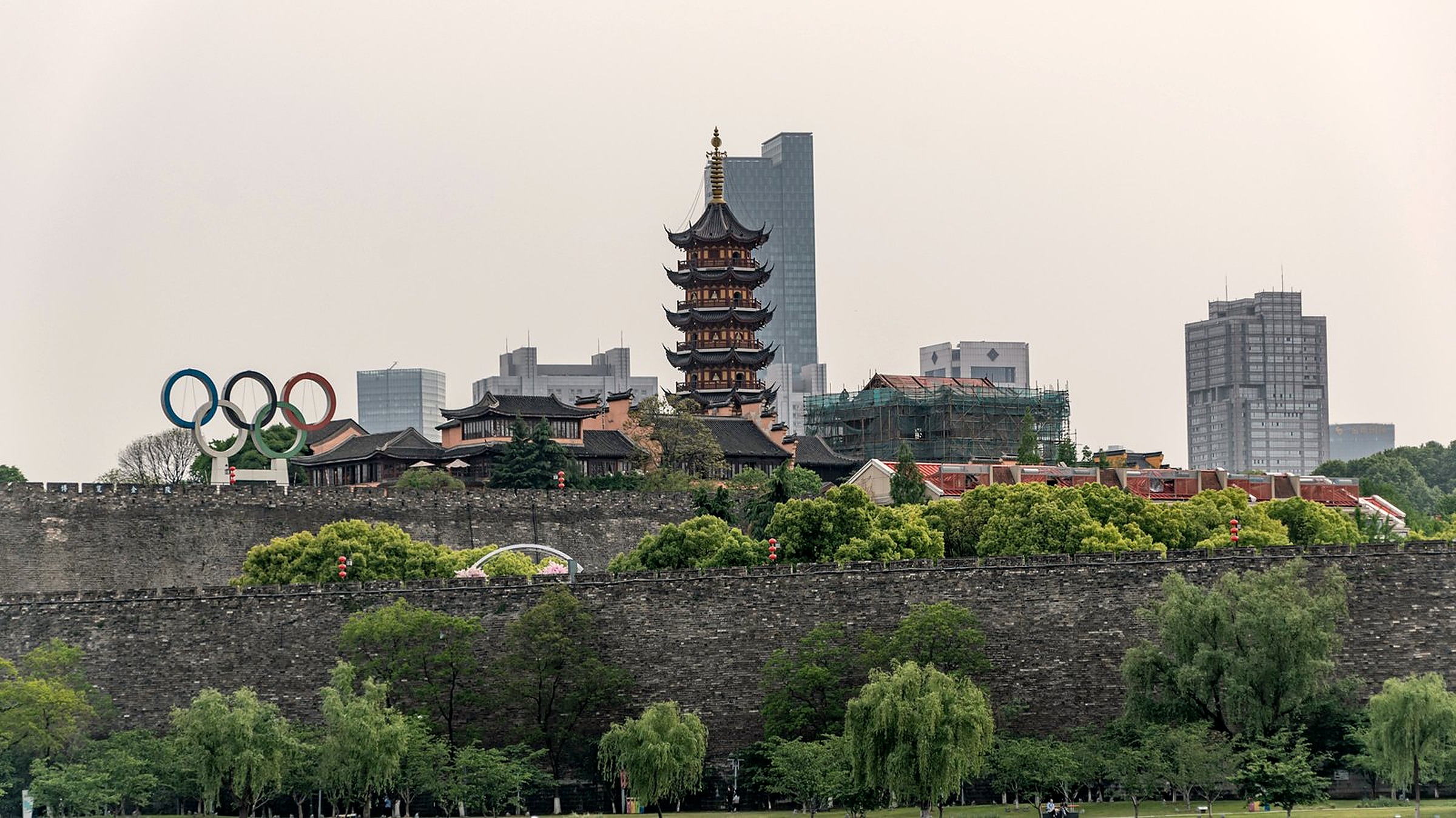 南京公司拿出一份劳动合同说是你签的:换页造假被鉴定出来,反赔12万